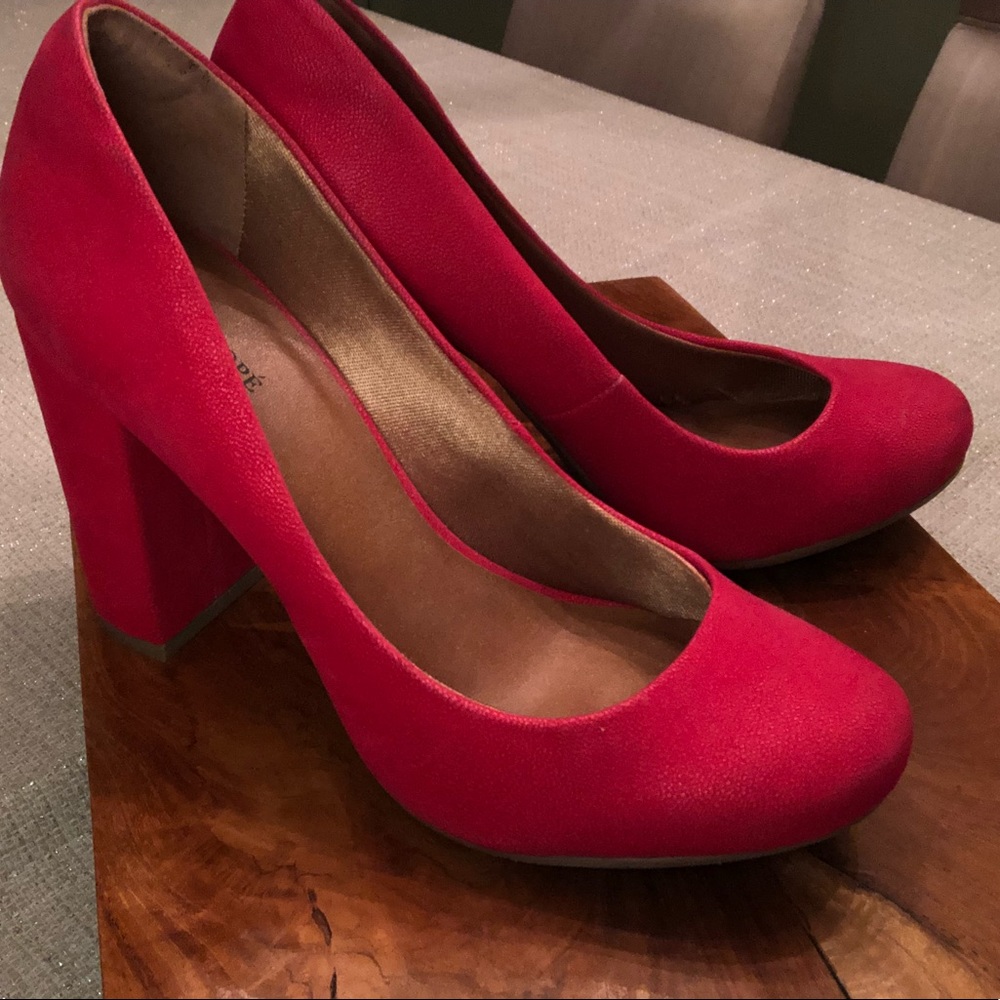 Beautiful fuchsia suede pumps size 8, 👠